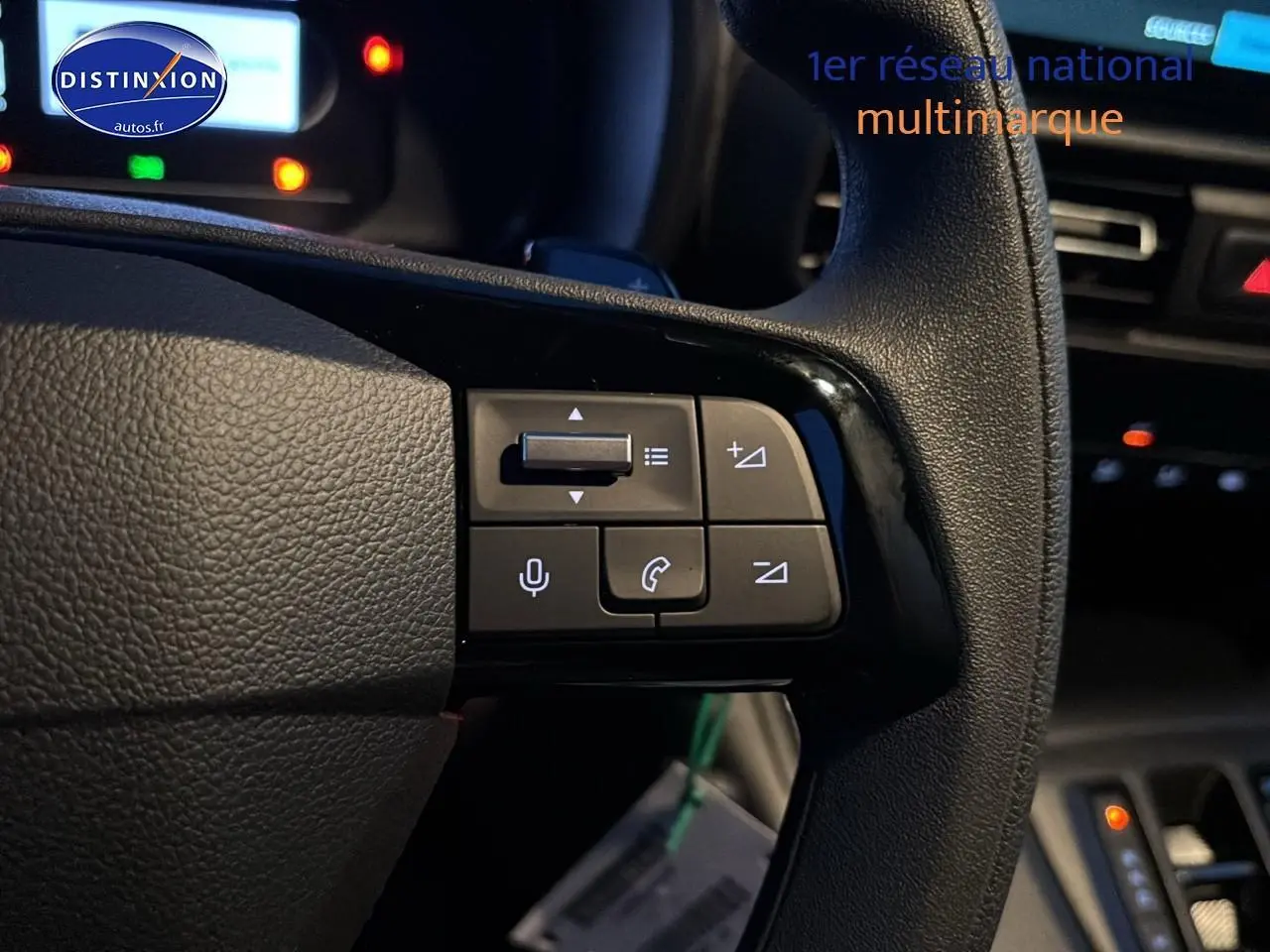 Gros plan sur les commandes du volant multifonction noir du Citroën Berlingo Fourgon blanc 2025.