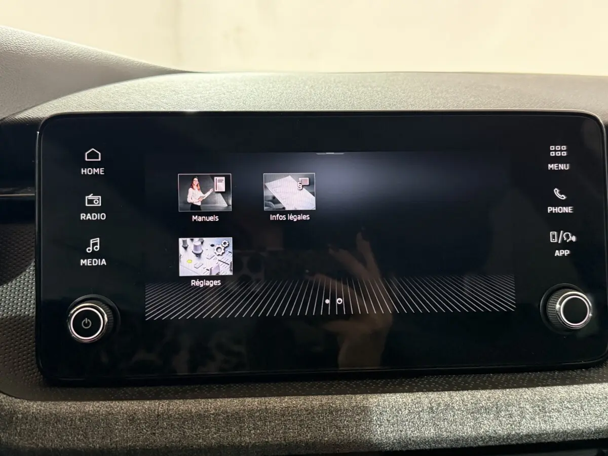 Écran tactile central du tableau de bord du Skoda Kamiq rouge 2024, affichant le menu principal.