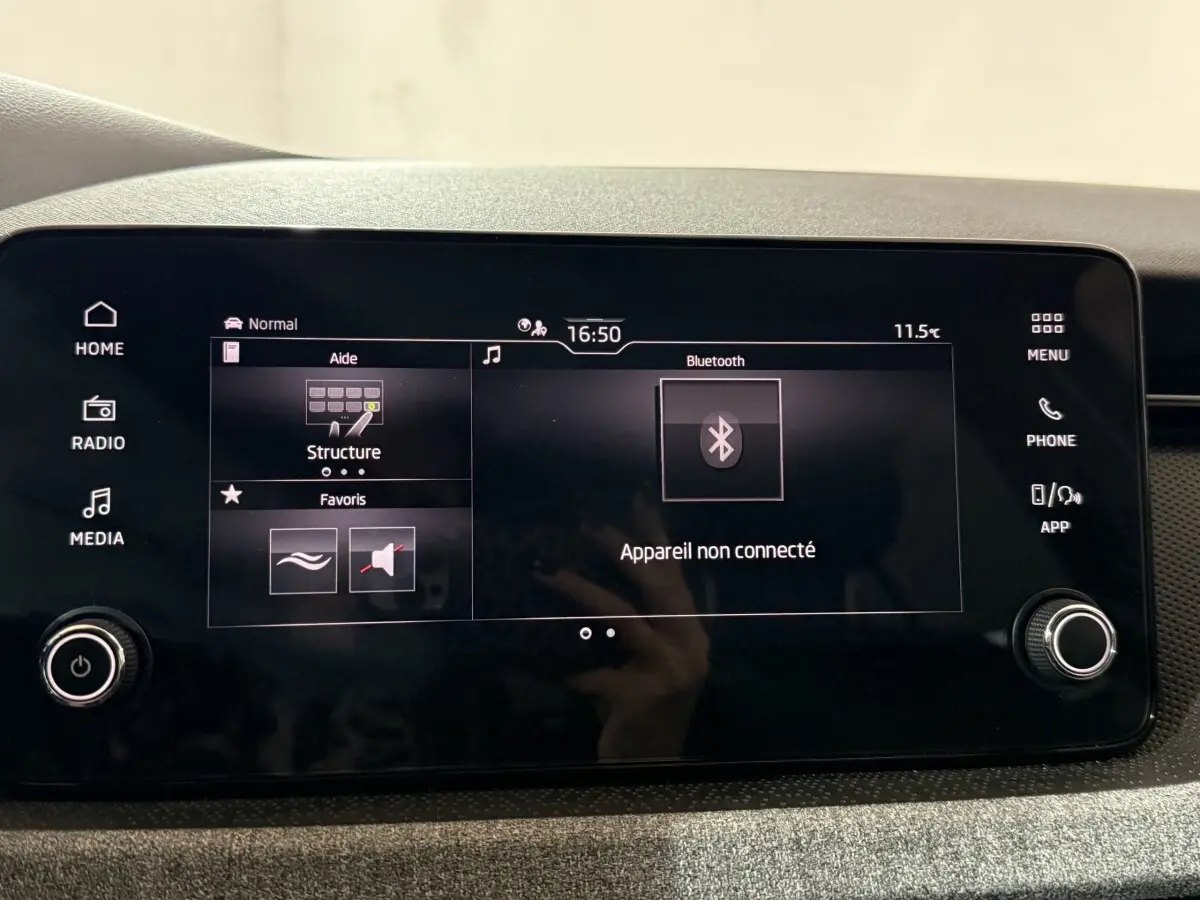 Écran tactile central du tableau de bord du Skoda Kamiq 2024 affichant le menu Bluetooth et les options multimédias.