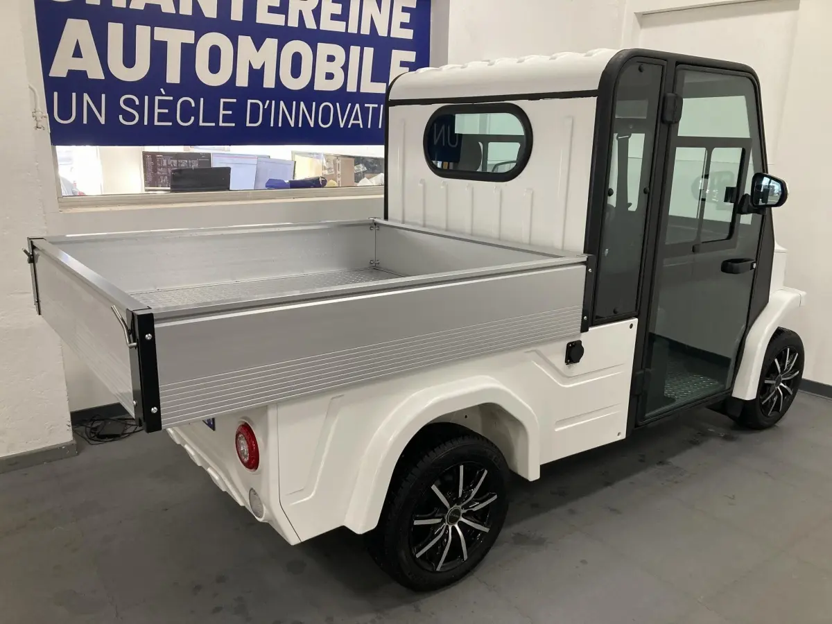 Vue 3/4 arrière droite du pick-up électrique blanc Liberty L7E H2 160 avec kit ridelles et jantes alliage 13 pouces.