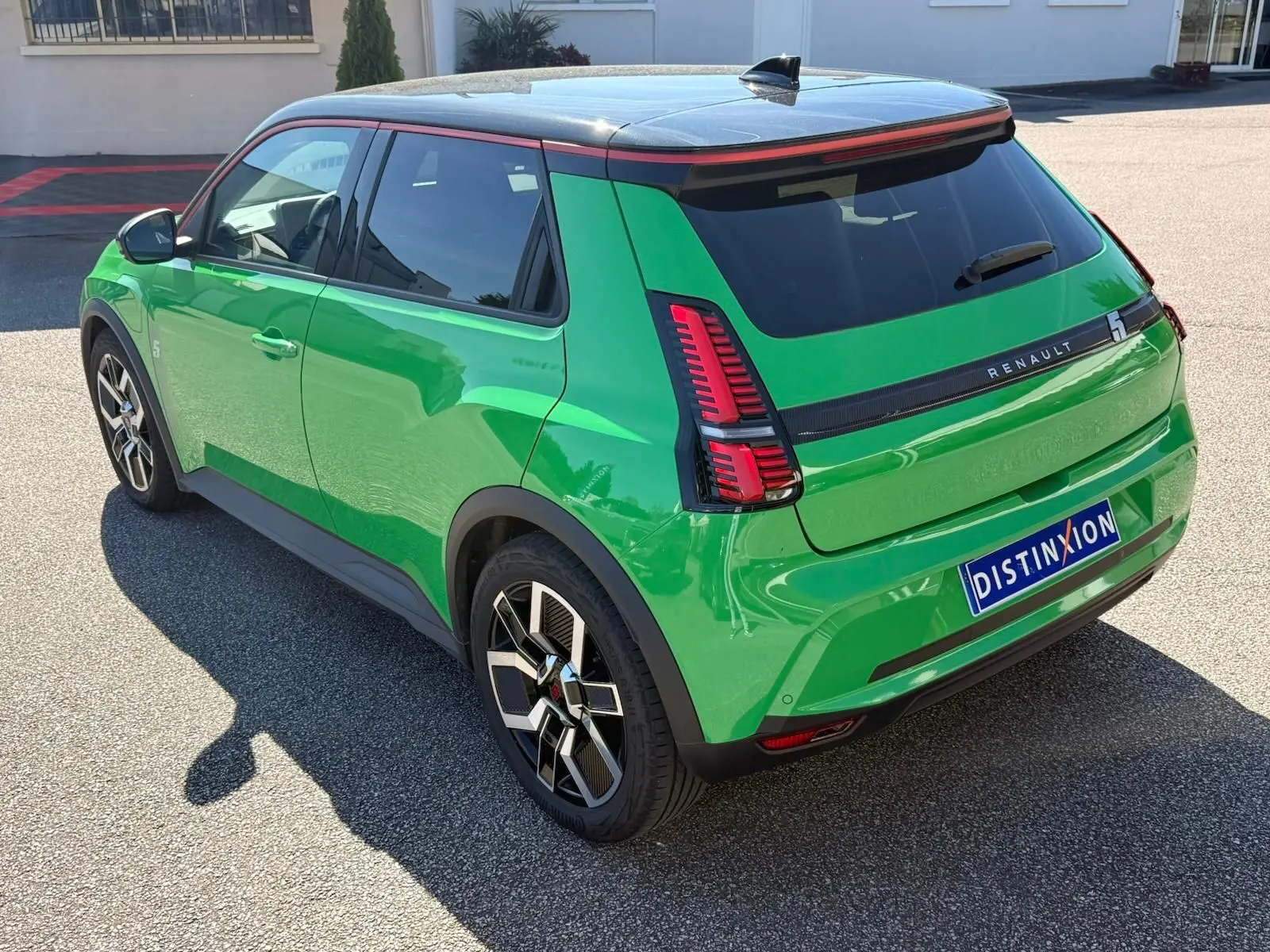 Renault R5 E-TECH électrique vert Pop vue 3/4 arrière droit avec toit noir étoile et jantes biton.