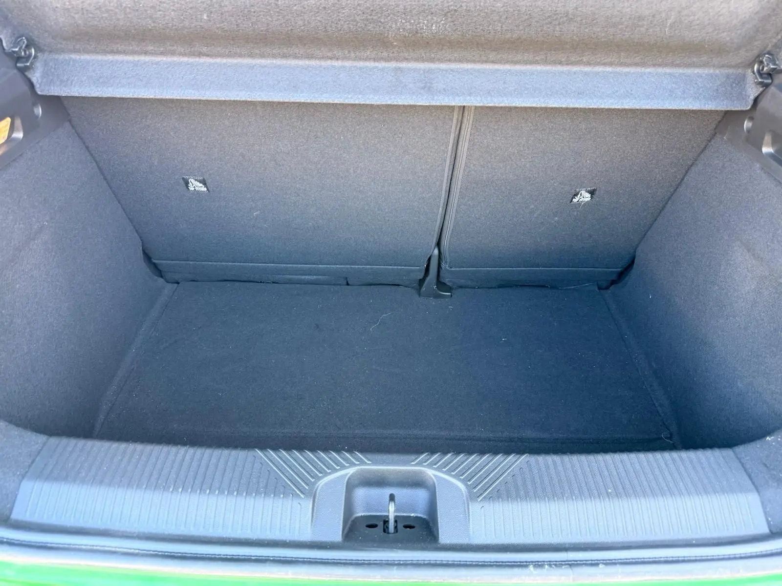 Coffre ouvert vu de face de la Renault R5 E-TECH 100% électrique, intérieur noir sans chargement visible.