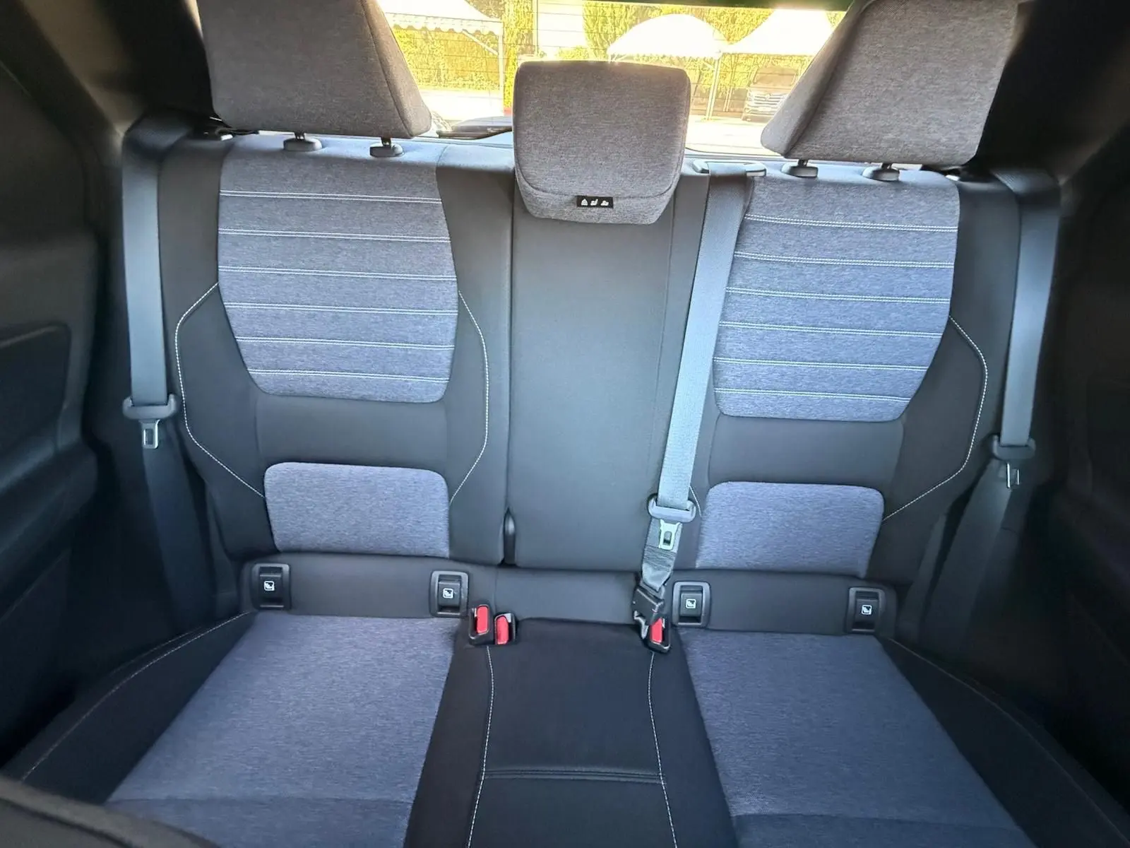 Vue intérieure sur les sièges arrière en textile gris et noir avec surpiqûres, de la Renault R5 E-TECH 100% électrique 2024.