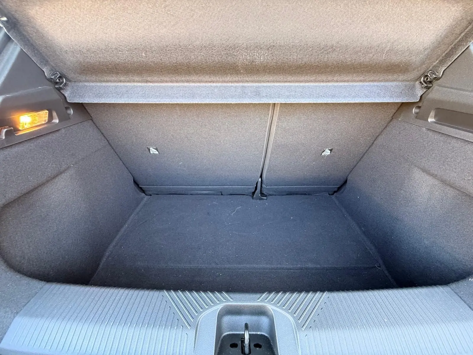 Coffre vide vu de face, intérieur noir avec éclairage latéral, Renault R5 E-TECH 100% électrique 2024.