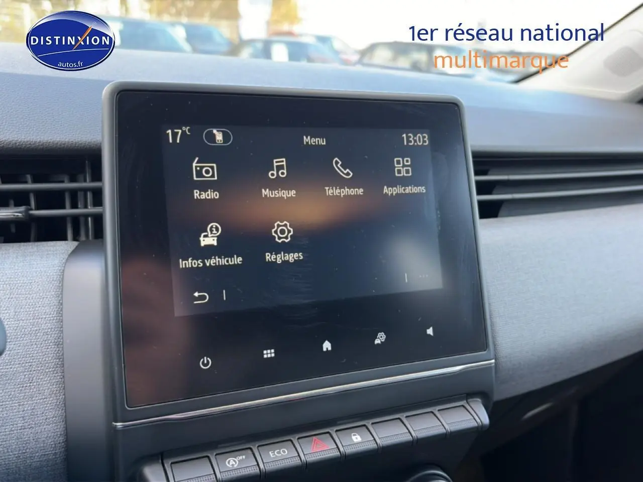 Écran tactile central affichant menu multimédia, tableau de bord gris clair de Renault Clio V 2025 essence.