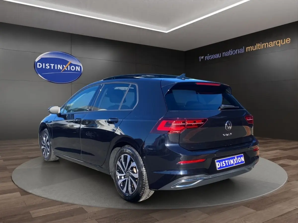 Volkswagen Golf noire vue en 3/4 arrière droit, avec feux LED et jantes alliage distinctives.
