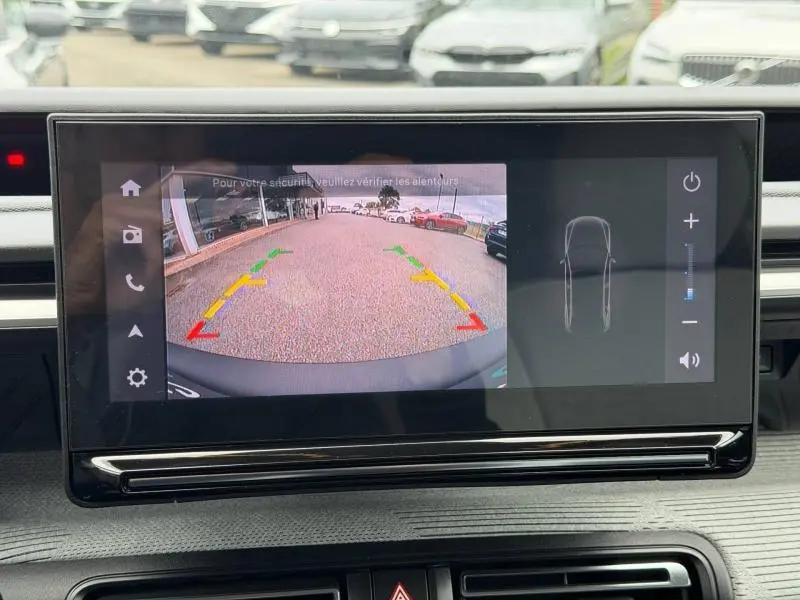 Écran tactile intérieur de la Citroën C3 2025 montrant la caméra de recul avec guidage coloré.