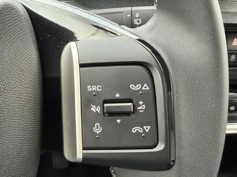 Gros plan sur les commandes audio au volant noir de la Citroën C3 1.2 Turbo 100ch MAX 2025.