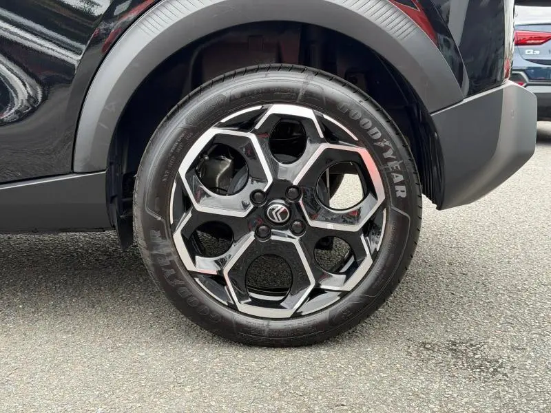 Gros plan sur la roue arrière droite noire Perla Nera d'une Citroën C3 2025 avec jante alu au design hexagonal.