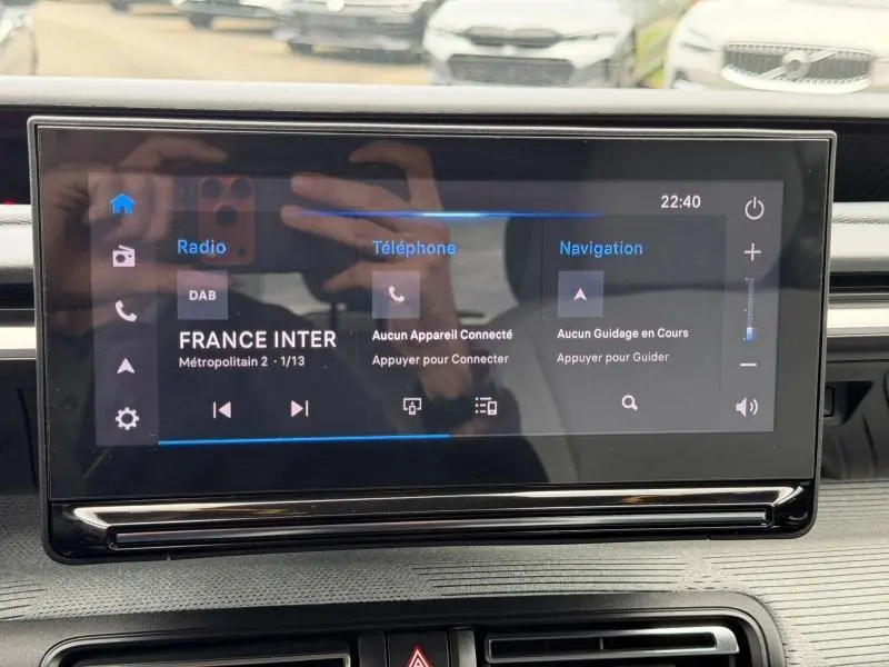 Écran tactile central de la Citroën C3 2025 en noir, affichant radio DAB, téléphone et navigation.