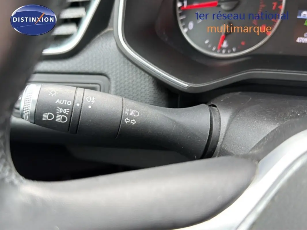 Gros plan sur la commande d’allumage automatique des feux à gauche du volant dans l’habitacle d’une Renault Clio blanche 2021.