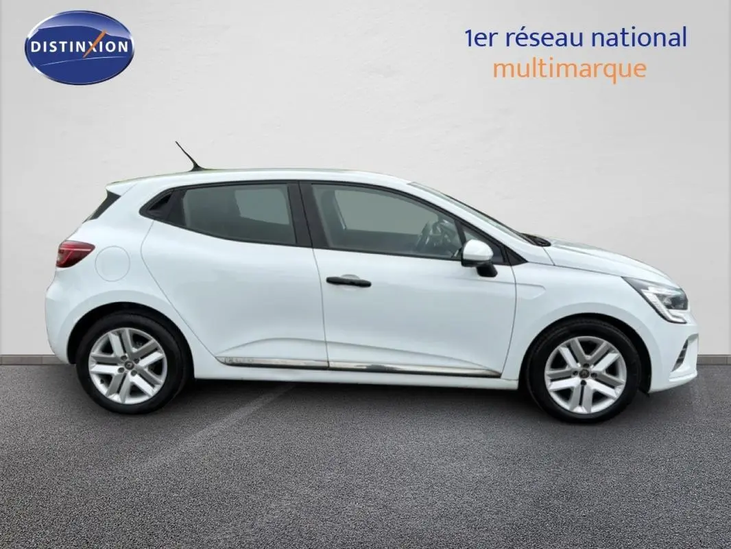 Profil côté gauche d'une Renault Clio blanche V SCe 65 Business 2021, avec jantes alliage et lignes épurées.