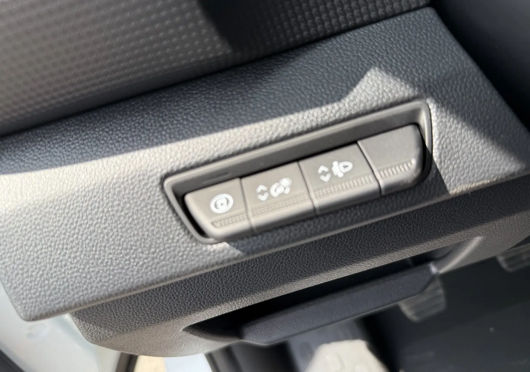 Gros plan sur les boutons de réglage du tableau de bord du Renault Trafic Fourgon blanc, côté conducteur.