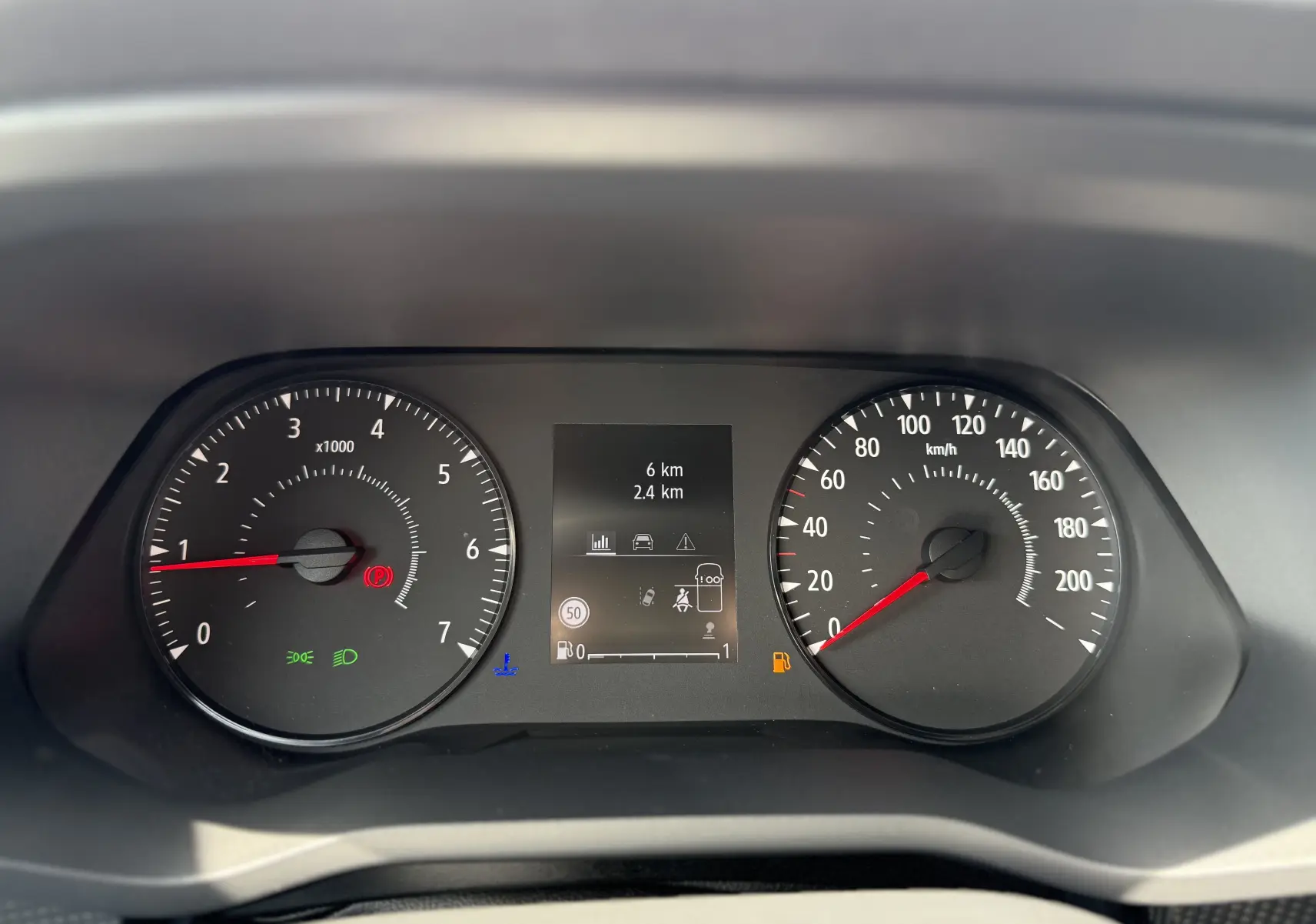 Vue rapprochée du tableau de bord du Renault Trafic Fourgon 2025, affichant compte-tours, vitesse et écran central numérique.
