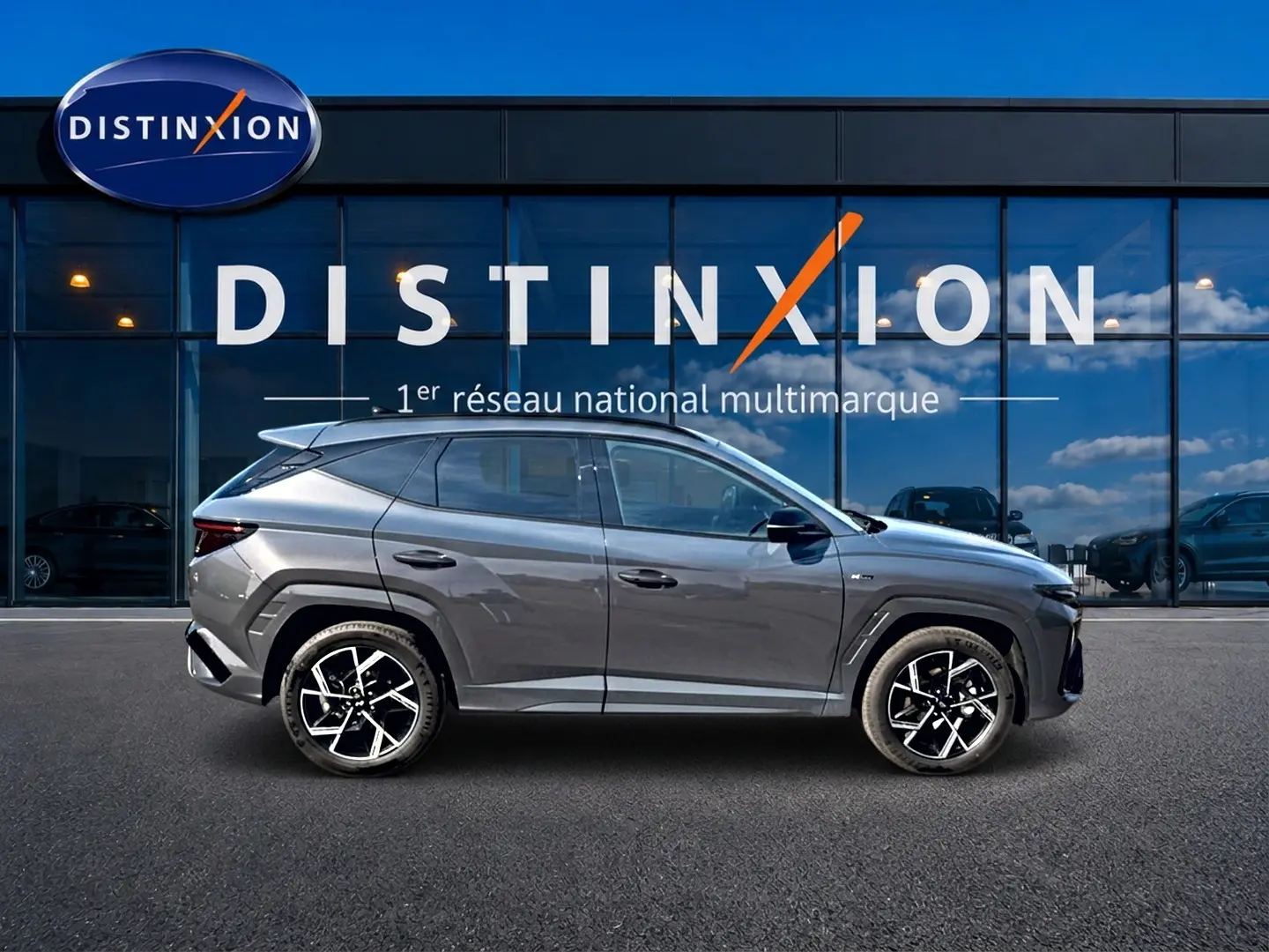 Vue latérale droite du Hyundai Tucson 1.6 T-GDI hybride N Line gris écotronique avec jantes alliage 19 pouces.