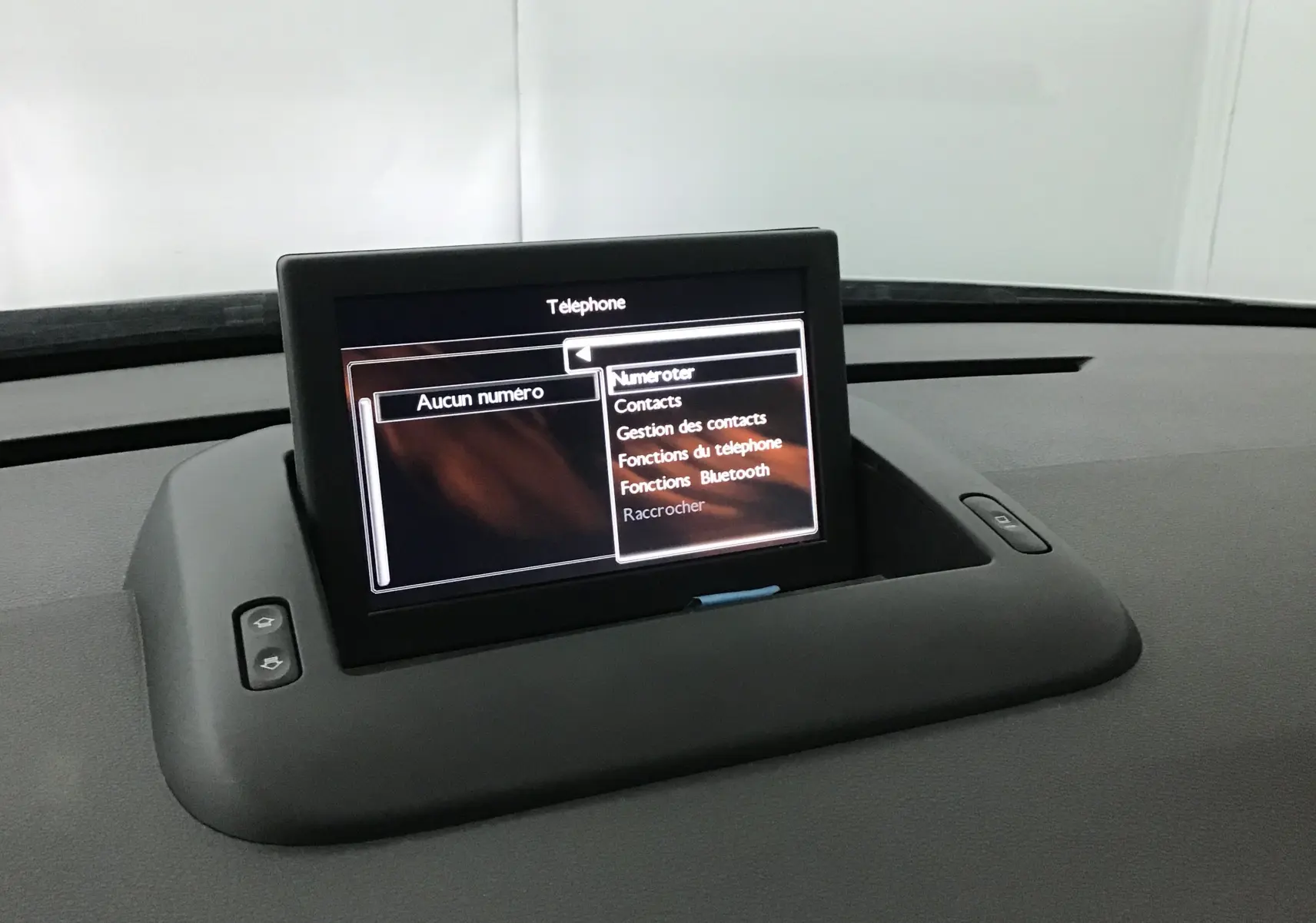 Écran central du tableau de bord du Peugeot 3008 blanc de 2015 affichant le menu téléphone avec options Bluetooth et contacts.
