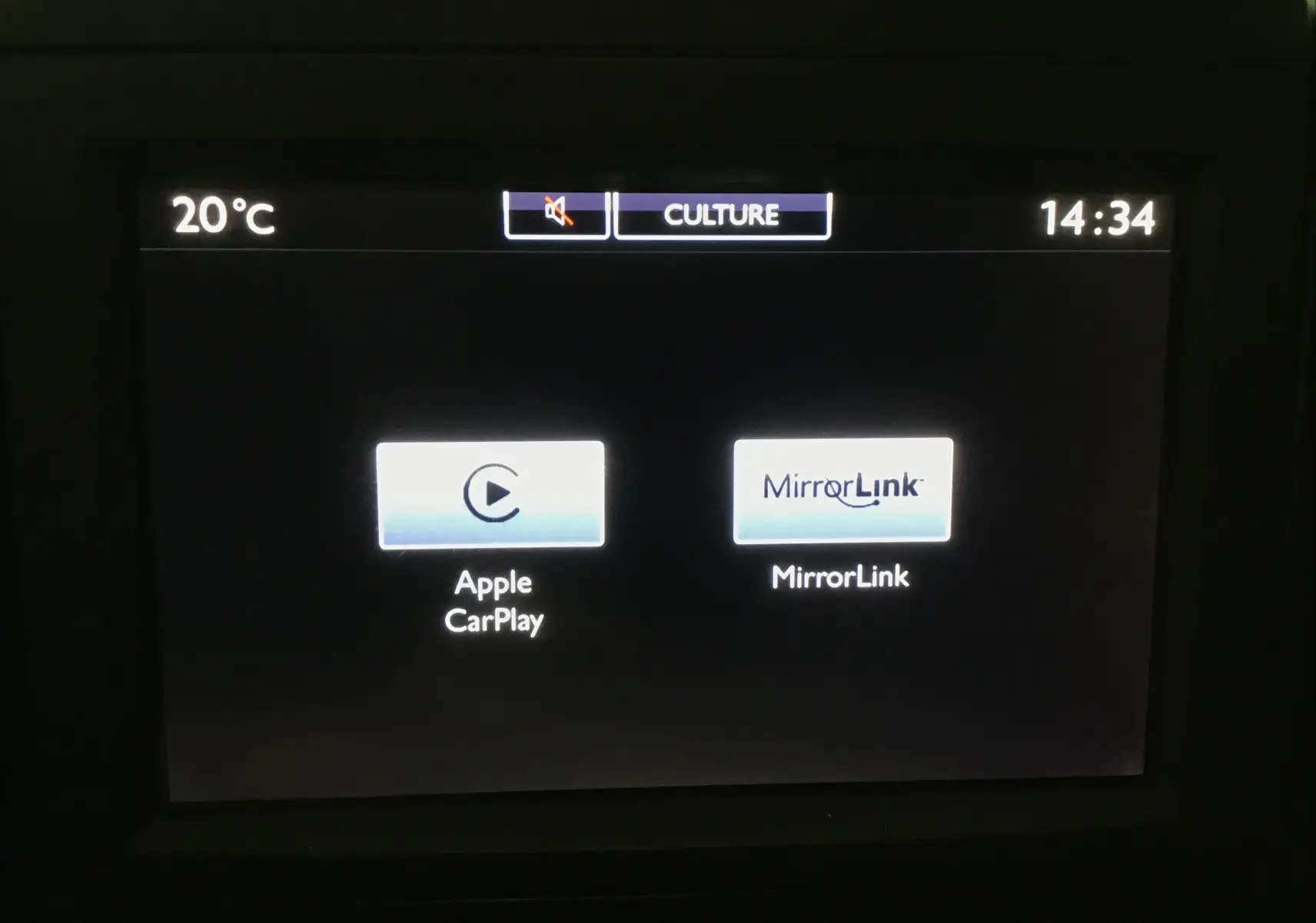 Écran tactile du système multimédia du Citroën Berlingo blanc 2018 affichant Apple CarPlay et MirrorLink.