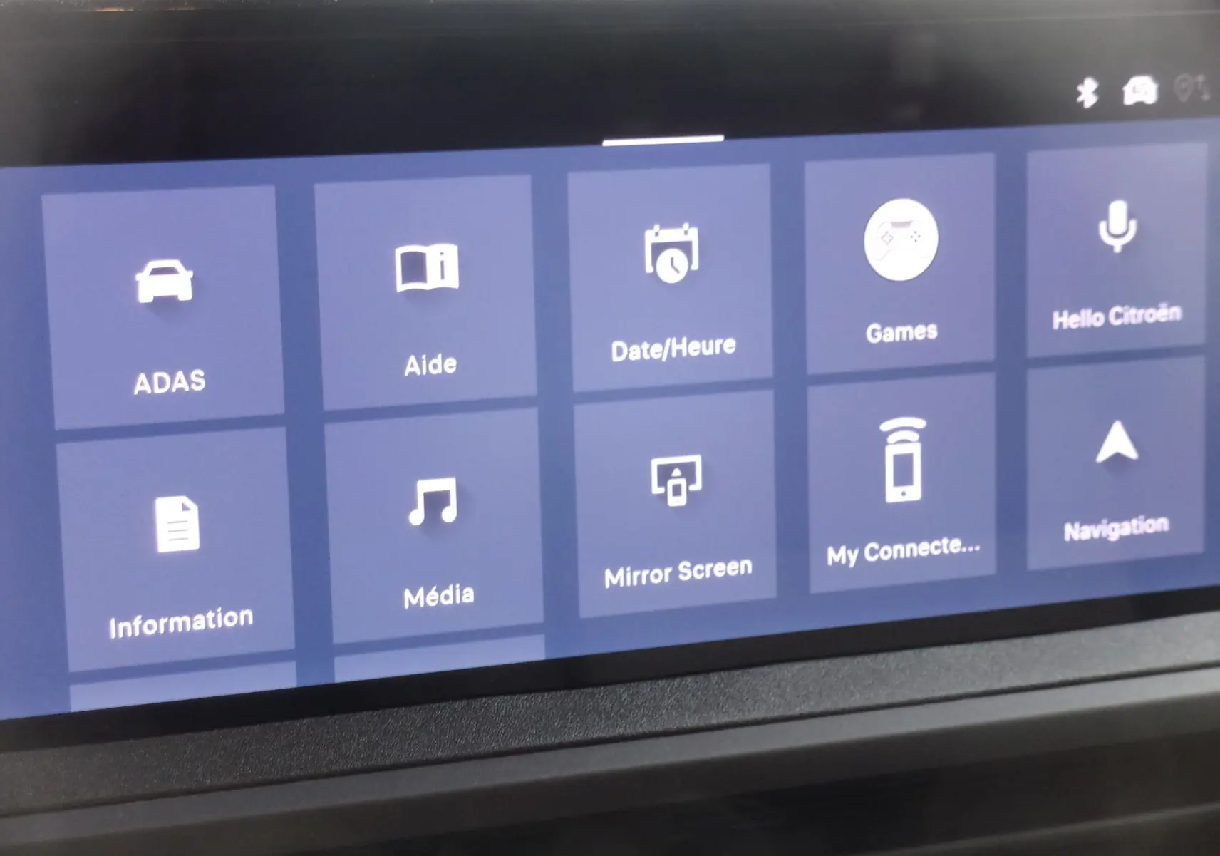 Écran tactile 10 pouces du Citroën Jumpy XL noir, affichant les options ADAS, navigation et médias.
