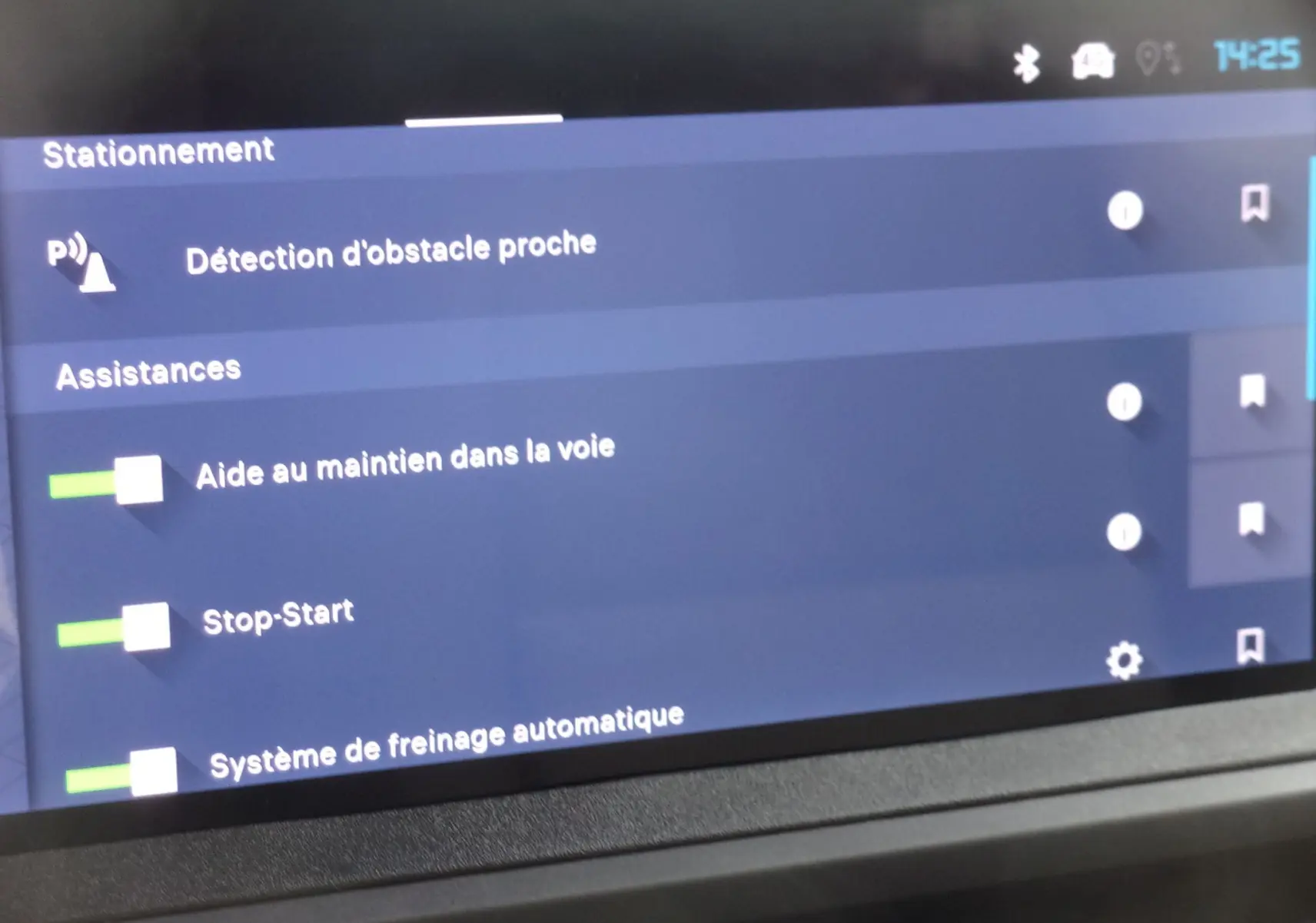 Écran tactile 10 pouces du Citroën Jumpy XL noir, affichant les aides à la conduite activées.
