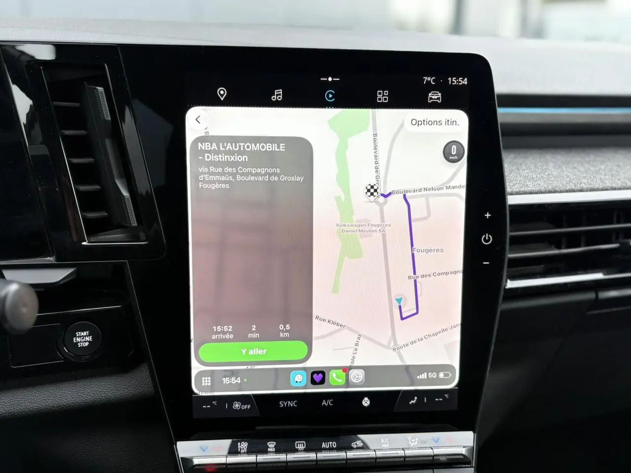 Écran tactile central du tableau de bord du Renault Espace 2024 affichant la navigation GPS en mode clair.