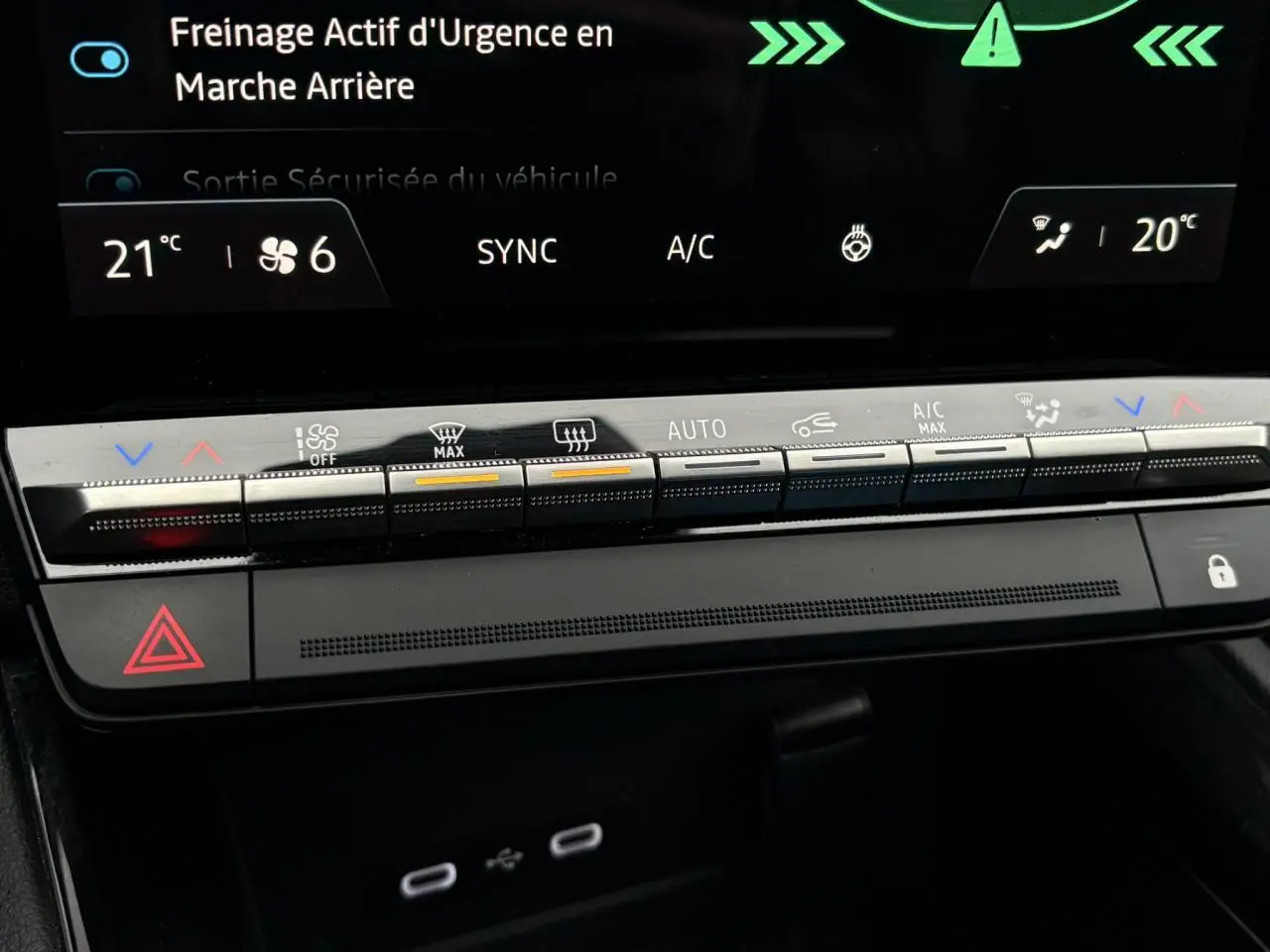 Gros plan sur la console centrale du Renault Espace 2024, boutons de climatisation et écran tactile affichant 21°C.