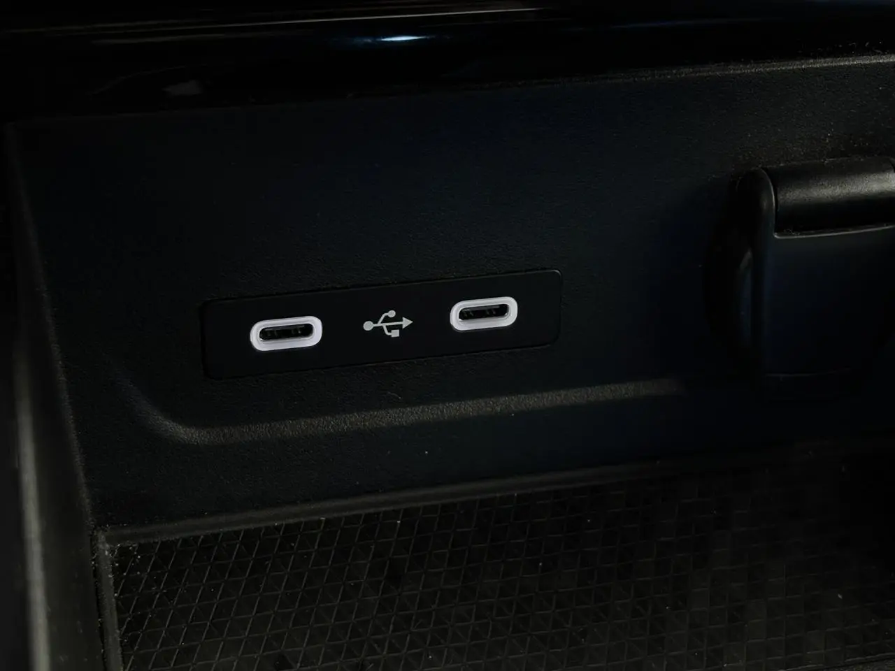 Gros plan sur les deux ports USB-C intégrés dans la console centrale noire du Renault Espace Gris Schiste.