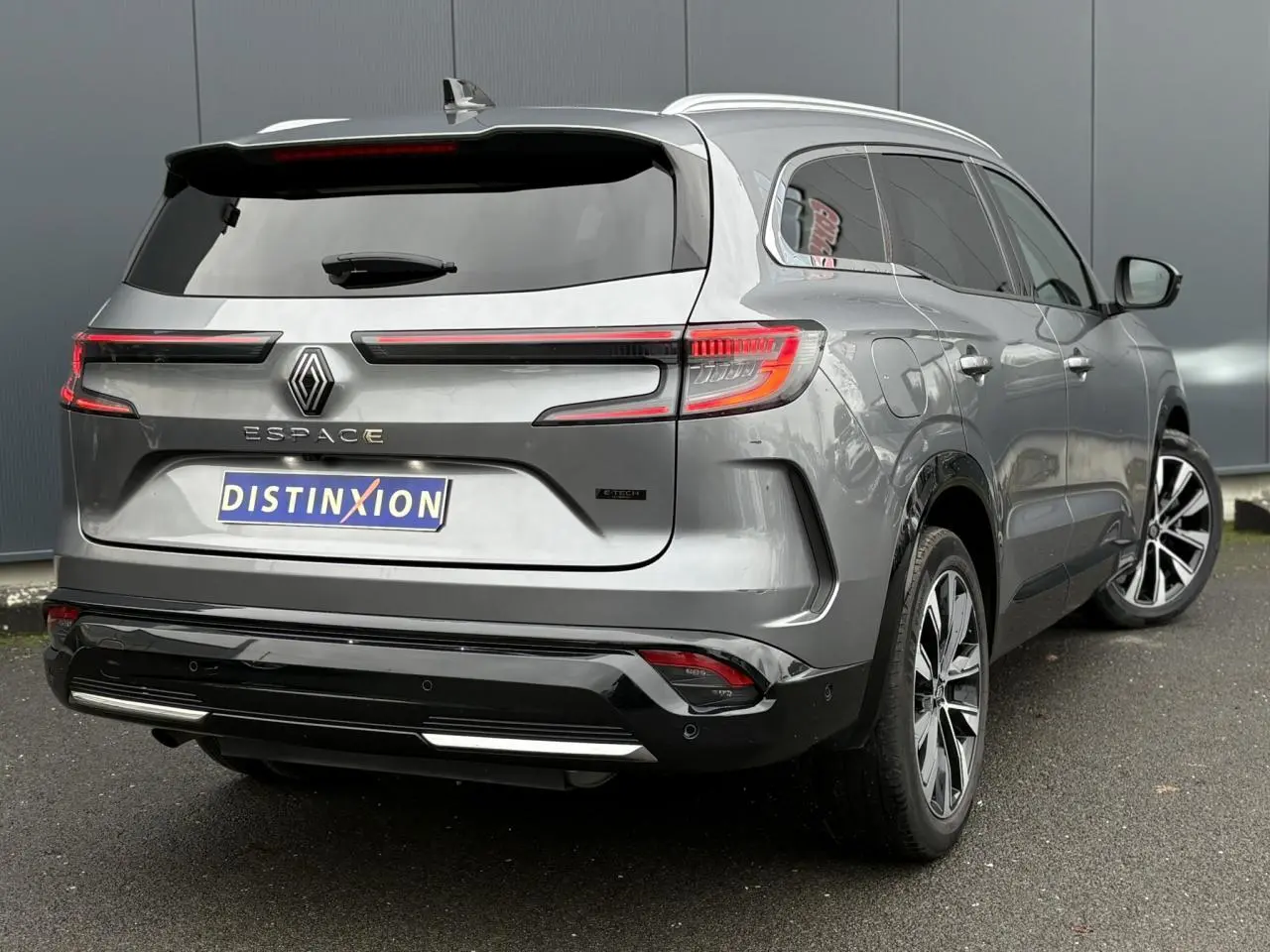 Vue 3/4 arrière droite du Renault Espace gris schiste 2024 avec feux LED et jantes alliage noires diamantées.