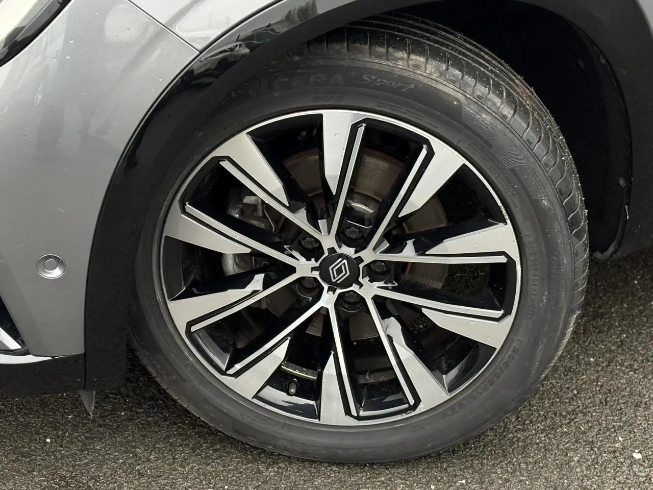 Gros plan sur la jante alliage 19 pouces Komah diamantée noire du Renault Espace Gris Schiste 2024 côté avant droit.