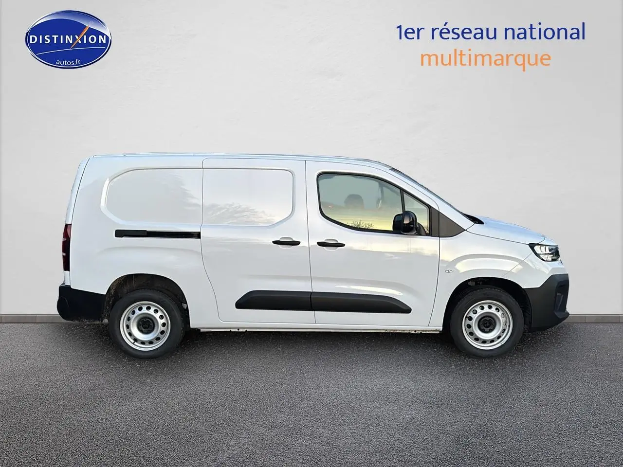 Profil droit du Citroën Berlingo Fourgon blanc 2025 avec porte latérale coulissante et jantes acier simples.