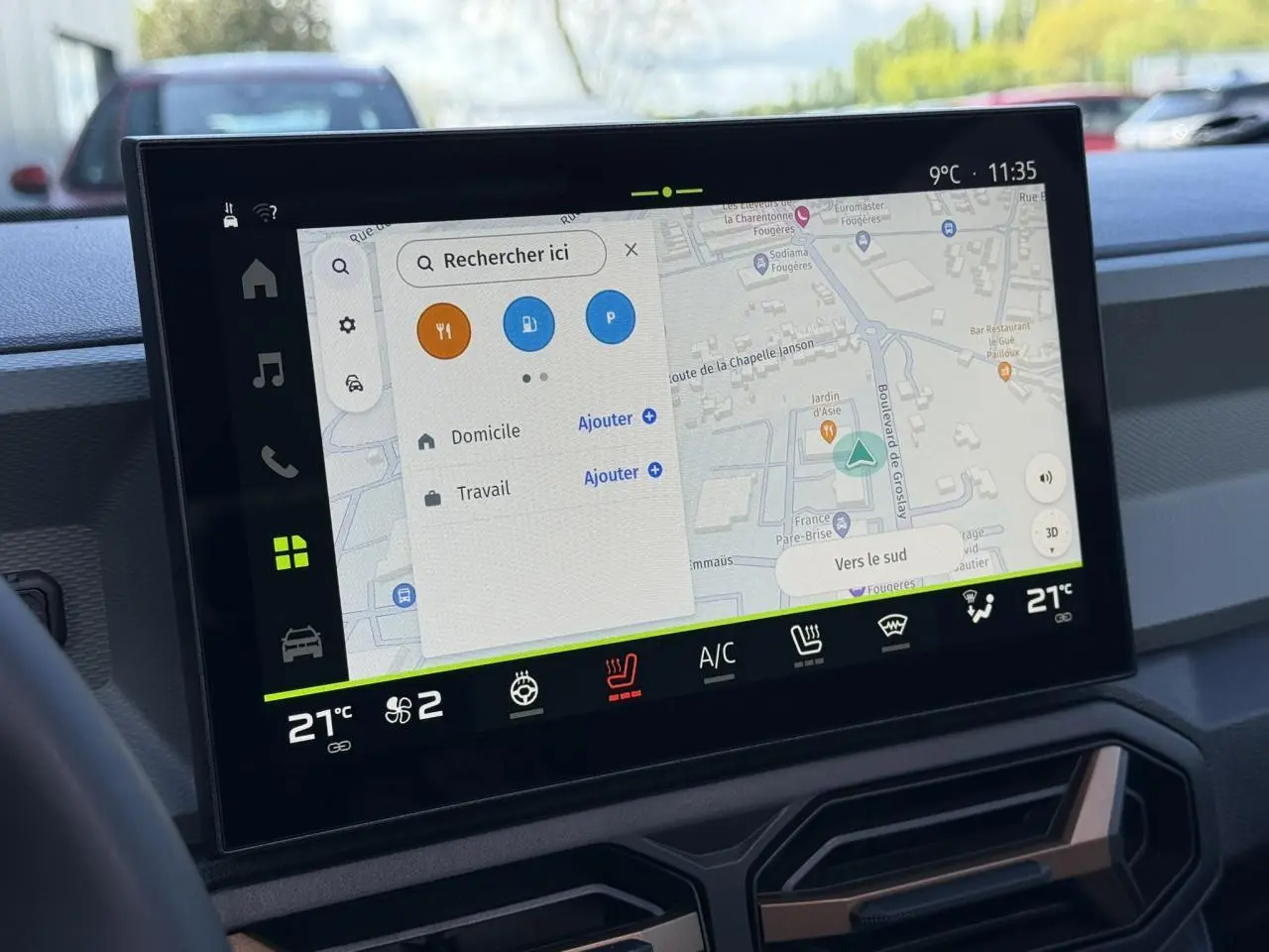 Écran tactile central du tableau de bord du Dacia Bigster 2026 affichant la navigation connectée.