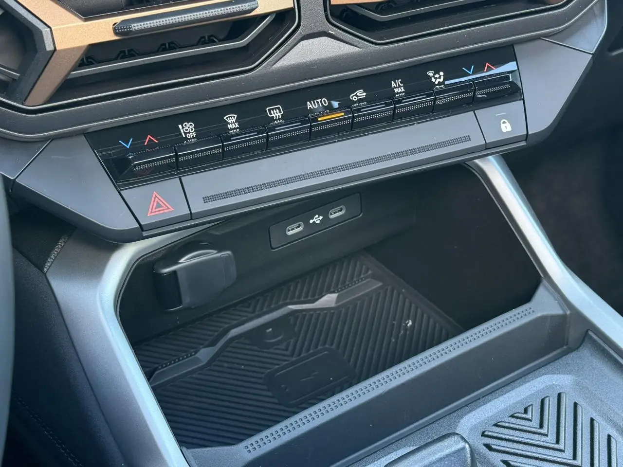 Gros plan sur la console centrale du Dacia Bigster 2026, avec commandes climatisation et ports USB visibles.