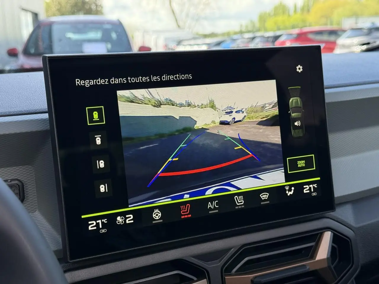 Écran tactile intérieur montrant la caméra multivues du Dacia Bigster 2026 avec vue arrière en stationnement.