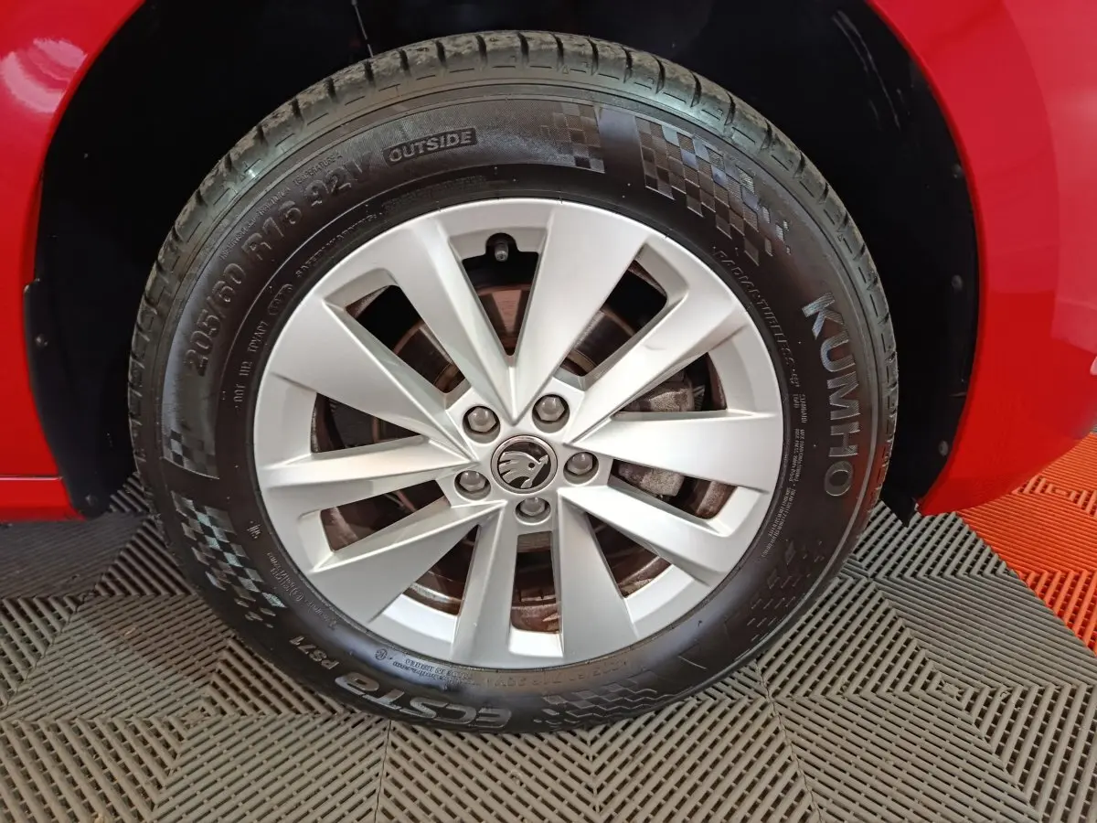 Gros plan sur la roue avant droite argentée du Skoda Kamiq rouge 2024, mettant en valeur la jante et le pneu Kumho.