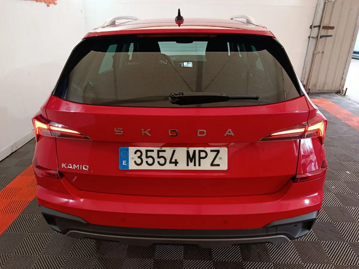 Vue arrière d'un Skoda Kamiq rouge 2024 avec feux LED et plaque d'immatriculation espagnole visible.