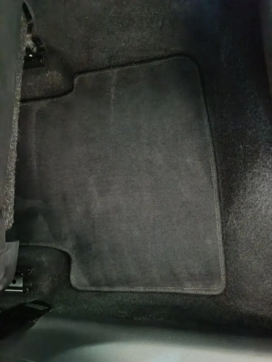 Tapis de sol noir dans l'habitacle d'une Skoda Kamiq 2024, vue rapprochée côté conducteur.