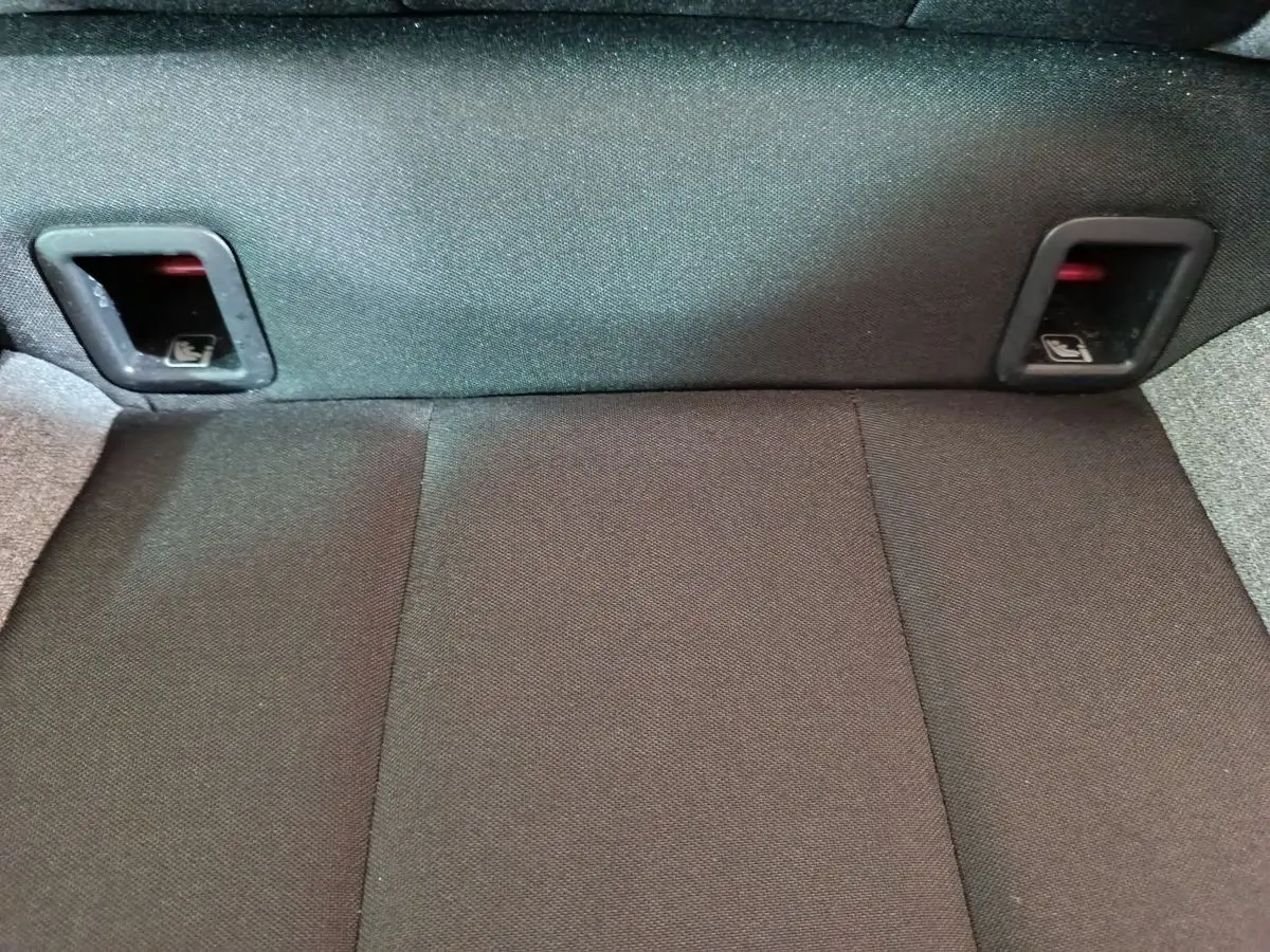 Gros plan sur la banquette arrière noire du Skoda Kamiq 2024, montrant les attaches Isofix intégrées.
