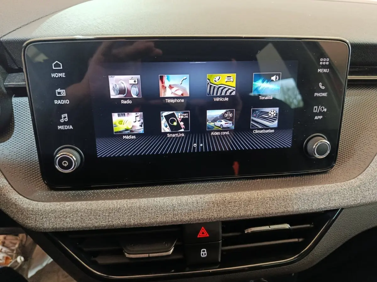 Écran tactile central du tableau de bord de la Skoda Kamiq 2024, affichant les menus multimédias et véhicule.