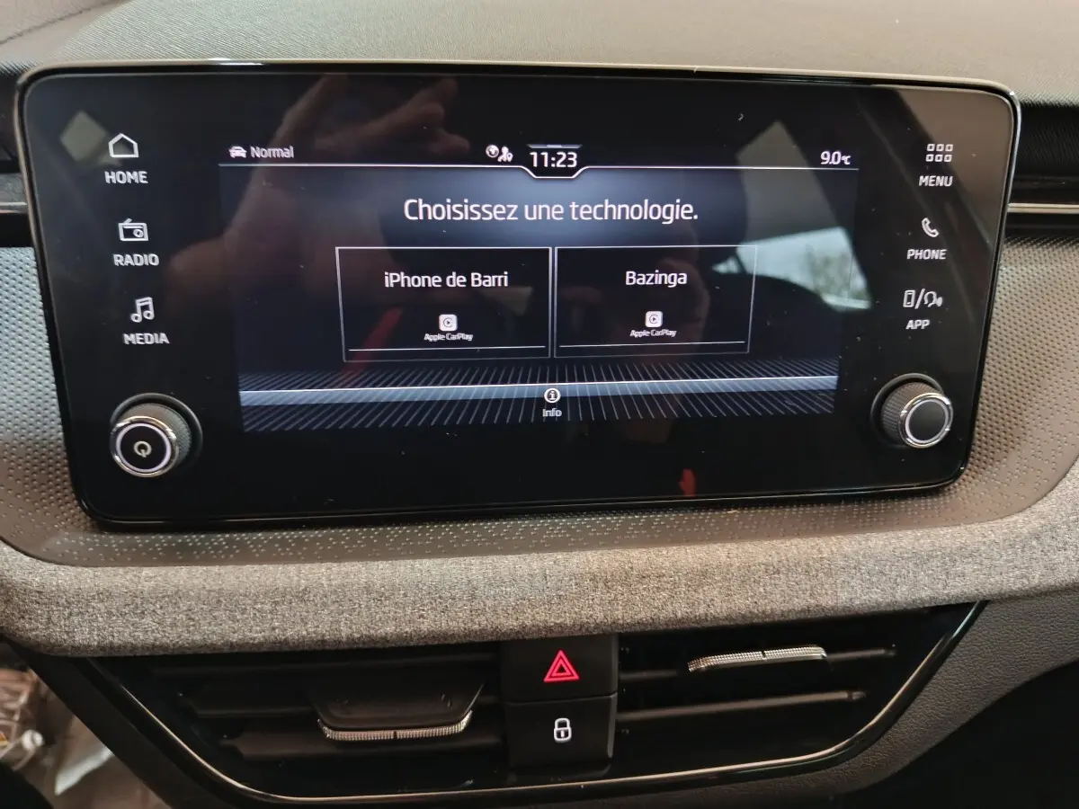 Écran tactile central du tableau de bord du Skoda Kamiq 2024 affichant options Apple CarPlay.