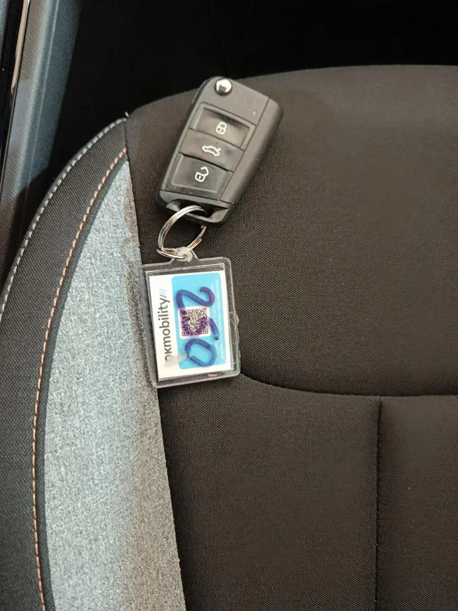 Gros plan sur la clé noire posée sur le siège tissu noir et gris du Skoda Kamiq 2024.