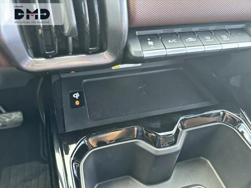 Détail de la console centrale noire du Suzuki Vitara 2026, avec recharge sans fil et commandes climatisation.