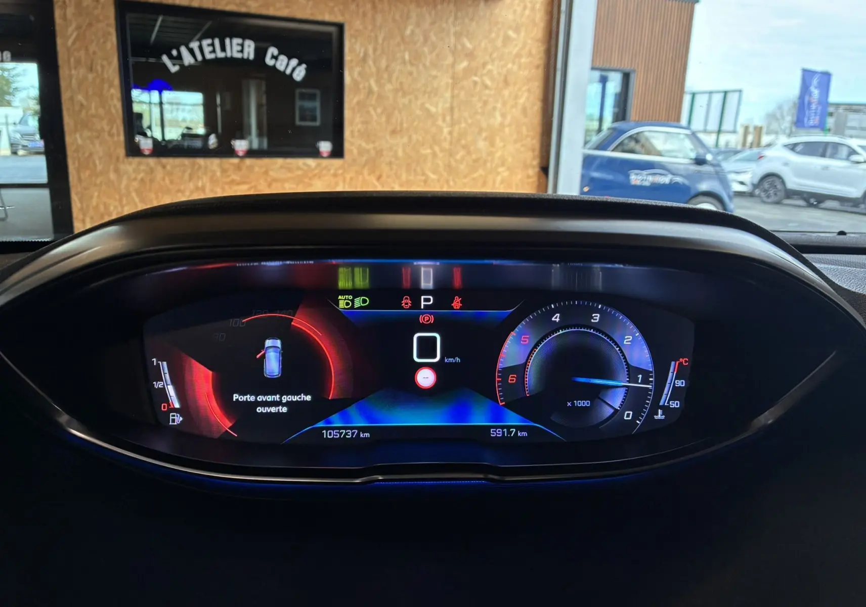 Tableau de bord numérique du Peugeot 3008 noir, affichant porte avant gauche ouverte et compteurs en vue frontale.