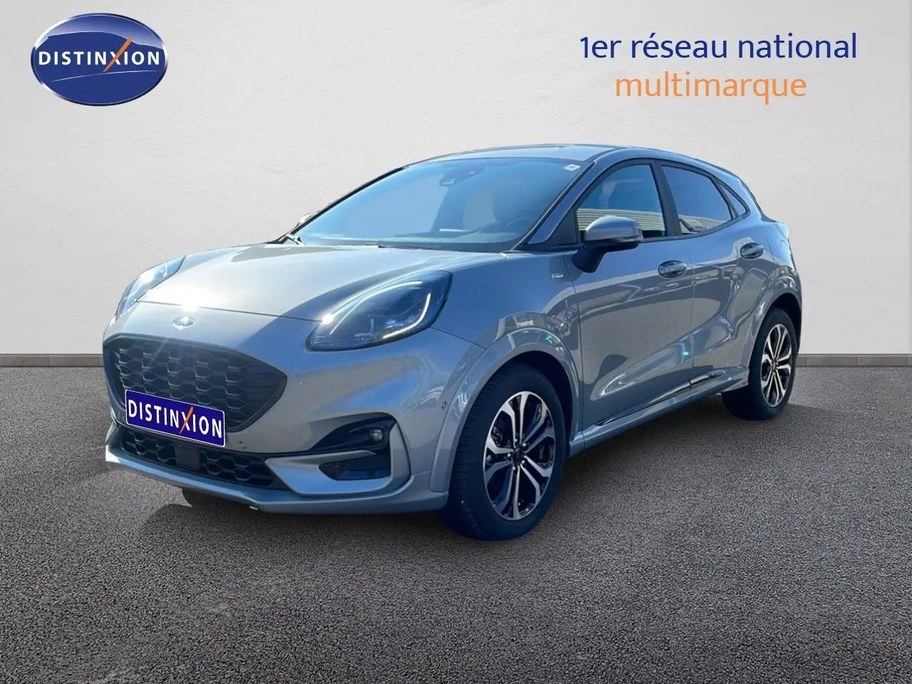Ford Puma gris Solar Metal en 3/4 avant droit, mettant en valeur ses optiques arrondies et ses jantes bi-ton.