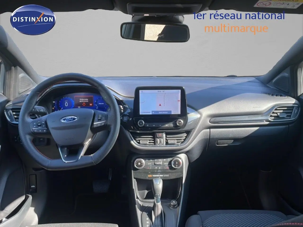 Vue intérieure avant du Ford Puma gris Solar Metal 2023, tableau de bord avec écran tactile et volant multifonction.