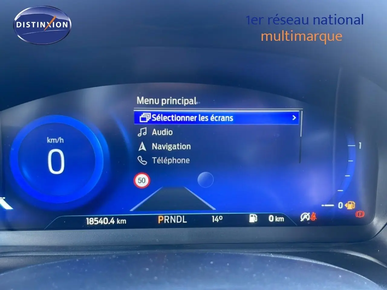Tableau de bord numérique du Ford Puma 2023 affichant le menu principal avec vitesse à 0 km/h et indicateurs lumineux.