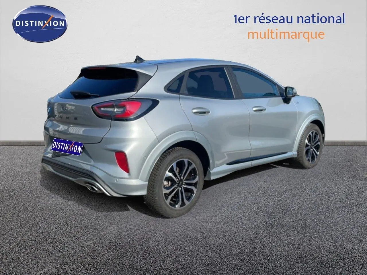 Ford Puma gris Solar Metal en 3/4 arrière droit, avec jantes alliage noires et vitres teintées.