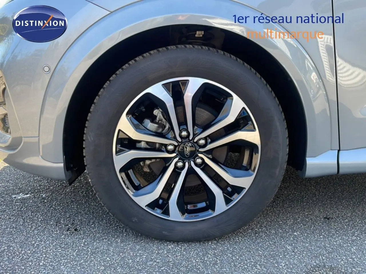 Gros plan sur la roue avant gauche du Ford Puma gris Solar Metal avec jante alliage bicolore.