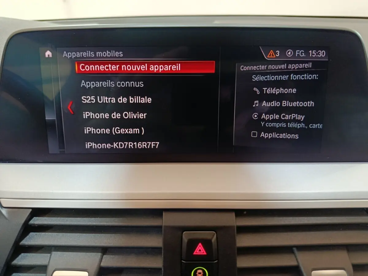 Écran central du tableau de bord du BMW X3 xDrive30e 2020 affichant le menu de connexion Bluetooth et Apple CarPlay.