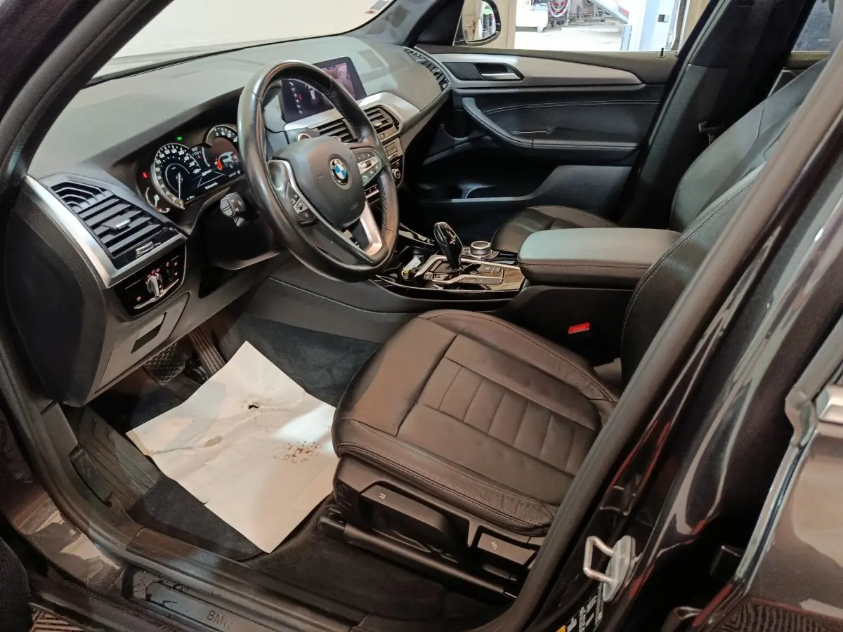 Intérieur côté conducteur BMW X3 gris foncé 2020, vue sur siège cuir, volant multifonctions et console centrale.