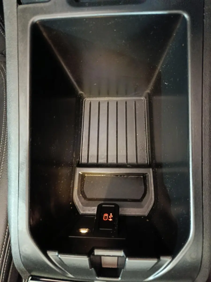 Vue plongeante sur le compartiment central noir du BMW X3 xDrive30e 2020, avec bouton électronique visible.