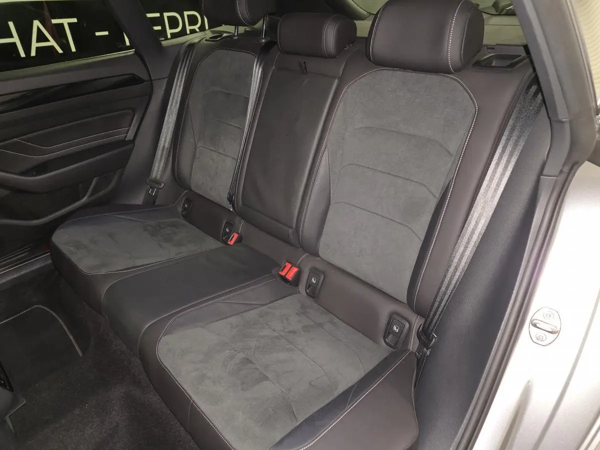 Vue latérale intérieure des sièges arrière en cuir et microfibre gris foncé du Volkswagen Arteon Shooting Brake.